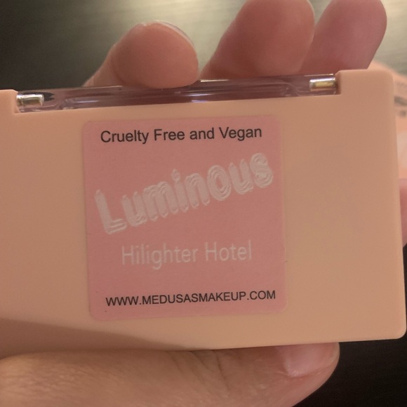 Medusas Makeup Luminous Hilighter Hotel - Picture 2 of 5